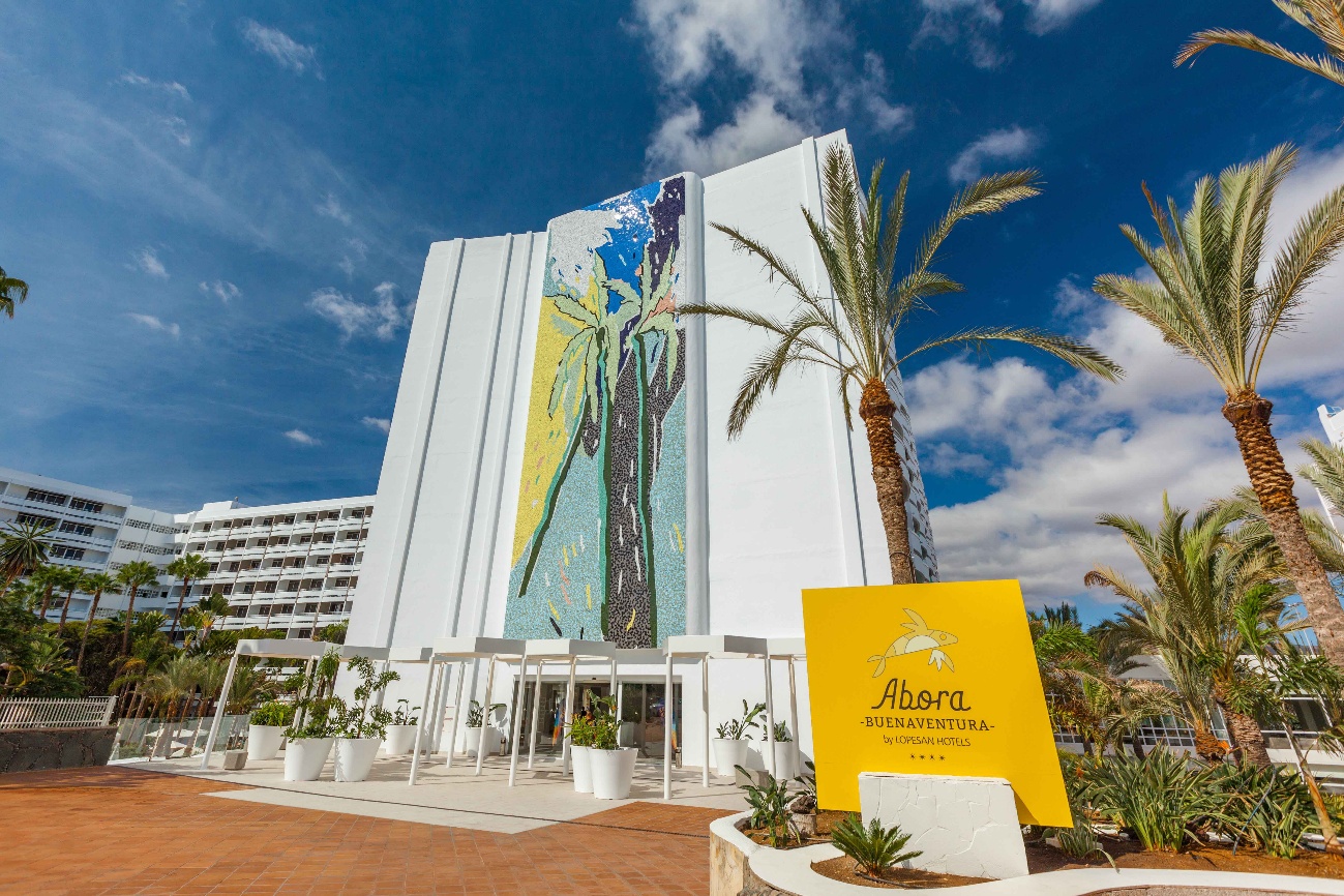 Entrada del Abora Buenaventura con un mosaico de una palmera en la fachada